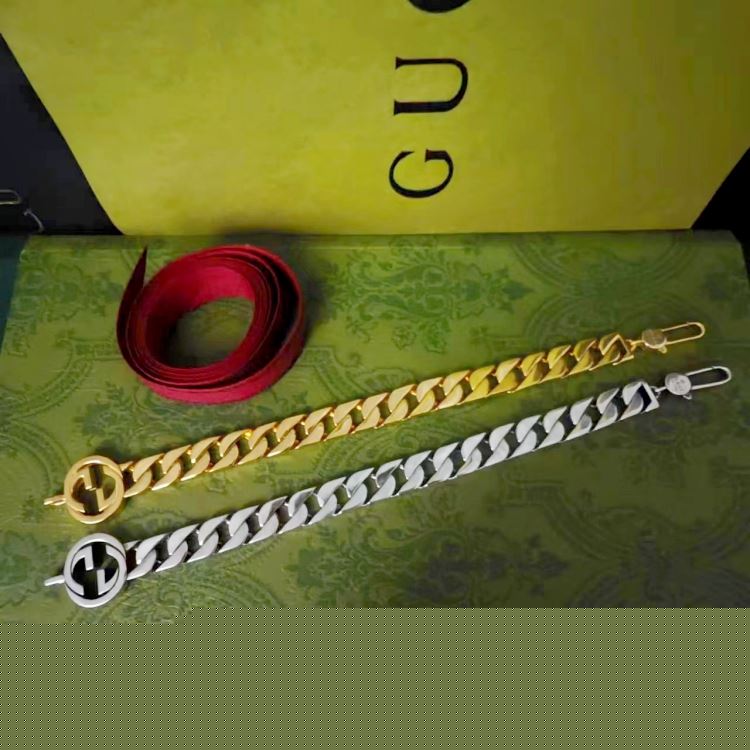G*u*i bracelets